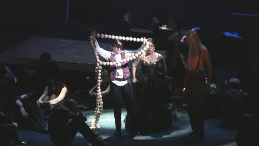 Ruggiero �berlegt, das Band zu zerrei�en