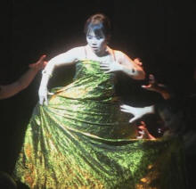 Alcina bei der Toilette